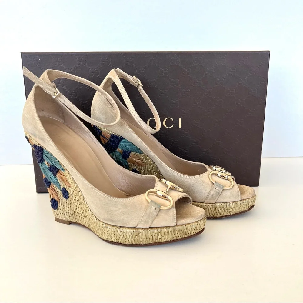 GUCCI Floral Embroidery Beige Suede Horsebit Ankle Strap Wedges Espadrilles Sz 8